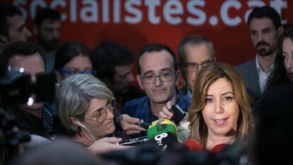 Susana Díaz atiende a los medios en una reunión con simpatizantes en la sede del PSC en Barcelona.
