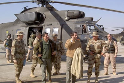 José María Aznar y Federico Trillo, junto a un Cougar, en la base de Diwaniya (Irak), en diciembre de 2003.