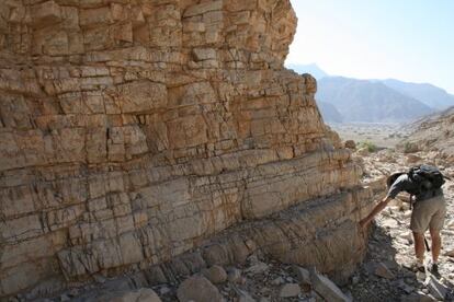 Trabajo de campo en rocas de Emiratos &Aacute;rabes Unidos que fueron fondo marino hace unos 250 millones de a&ntilde;os.
 