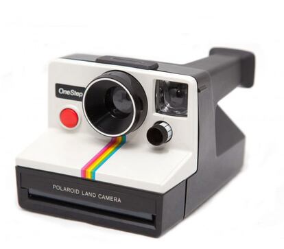 La cámara OneStep SX-70 de Polaroid es un clásico de la marca, que imprime las fotos al instante. Precio: 69 euros.