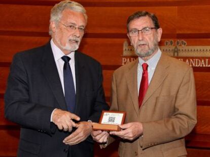 Jes&uacute;s Maeztu y Manuel Gracia, este lunes en el Parlamento.