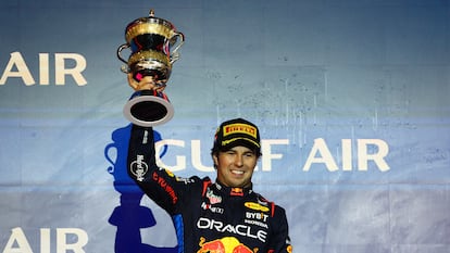 Checo Pérez festeja en Bahrain el podio logrado.