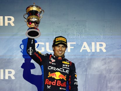 Checo Pérez festeja en Bahrain el podio logrado.