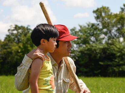 Steven Yeun y Alan S. Kim en 'Minari', de Lee Isaac Chung.