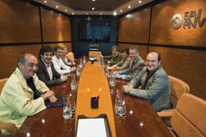 Reunión de los representantes de la coalición Bildu (a la izquierda) y del PNV, ayer en la sede de Sabin Etxea en Bilbao.