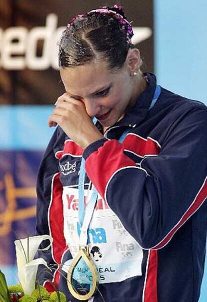 La nadadora francesa de 'sincro' llora en el podio tras ganar el oro en la prueba de 'solo'.