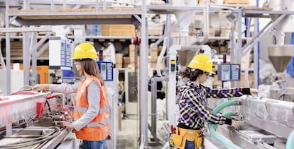 Trabajadoras en una fábrica de transformación de plásticos.