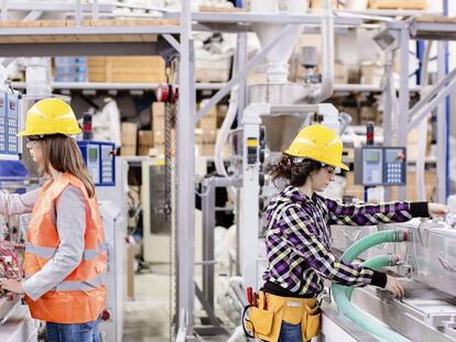 Trabajadoras en una fábrica de transformación de plásticos.