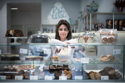 Olga Cuesta en la cafetería Pasticelia, con sello sin gluten, en Barcelona.