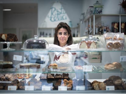 Olga Cuesta en la cafetería Pasticelia, con sello sin gluten, en Barcelona.