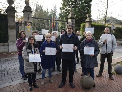 Cargos públicos de EH Bildu se concentran ante la Delegación del Gobierno en el País Vasco, en Vitoria, para escenificar la devolución de las invitaciones al Día de la Constitución.