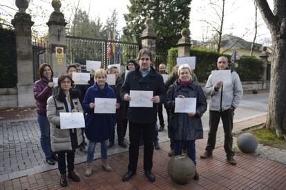 Cargos públicos de EH Bildu se concentran ante la Delegación del Gobierno en el País Vasco, en Vitoria, para escenificar la devolución de las invitaciones al Día de la Constitución.