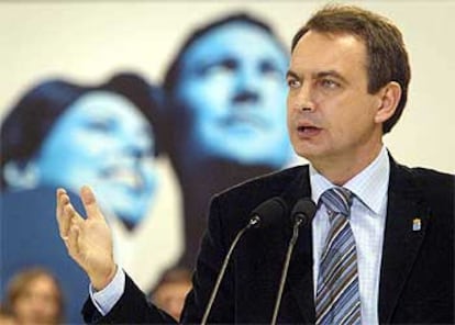 José Luis Rodríguez Zapatero, durante su mitin de ayer en el Palacio de Deportes La Guía, de Gijón (Asturias).