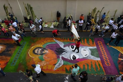 Este año, la celebración de la Semana Santa en Honduras ha incluido la confección de alfombras con motivos cristianos a base de serrín. Las composiciones adornan algunas de las calles por donde pasan las procesiones del Domingo de Ramos, y el Jueves y Viernes Santo.