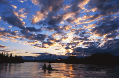 Dos personas en canoa por el río Yukón.