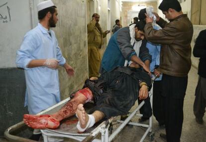 Uno de los heridos en un atentado recibe atención en un hospital de Quetta.