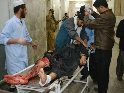 Uno de los heridos en un atentado recibe atenci&oacute;n en un hospital de Quetta. 