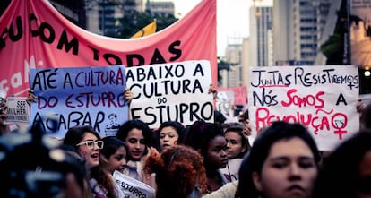 Mulheres nas ruas durante o movimento #EleNão.