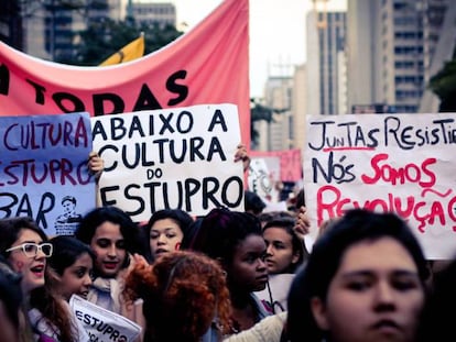 Mulheres nas ruas durante o movimento #EleNão.