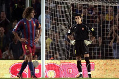 Puyol pasa por delante de Víctor Valdés tras el error del portero que supuso el segundo gol del Valencia.