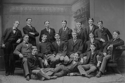 Todos los integrantes de la promoción de 1889 de la universidad Johns Hopkins, impecables en traje.