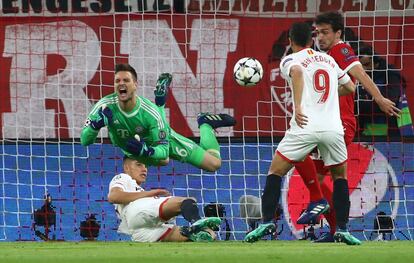 El portero del Bayern Sven Ulreich cae al suelo ante un intento de gol.