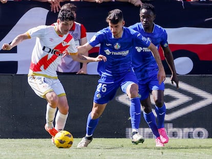 Acción durante el partido entre el Rayo Vallecano y el Getafe de este sábado.