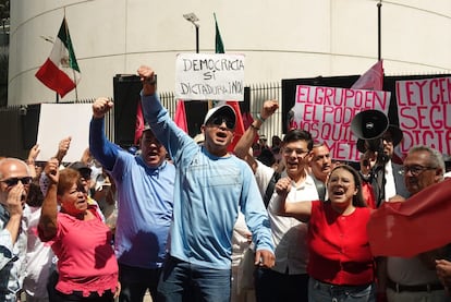 Una protesta para exigir libertad de expresión, debido a la propuesta de la Ley de Telecom, propuesta por Claudia Sheinbaum, este lunes frente al Senado, en Ciudad de México.