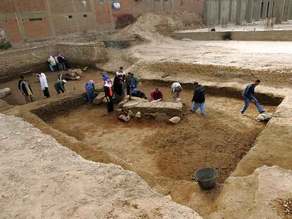 Hombres y mujeres trabajan juntos en una excavación arqueológica en El Cairo.