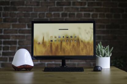 El modelo Endless One conectador a un monitor.