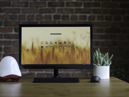 El modelo Endless One conectador a un monitor.