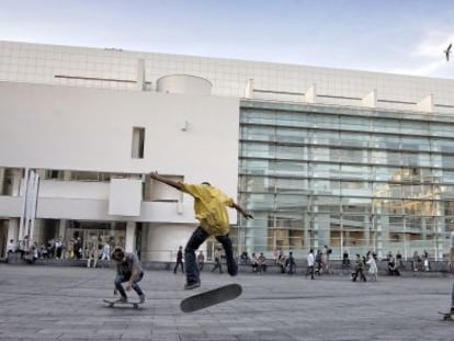 Aspecto exterior del Macba, obra de Richard Meier que cambi&oacute; la configuraci&oacute;n del barrio del Raval de Barcelona. 