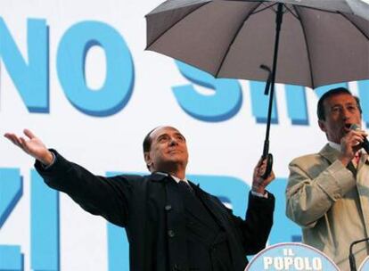 Berlusconi (izquierda) y Fini, en un acto electoral celebrado en Roma en diciembre de 2008.