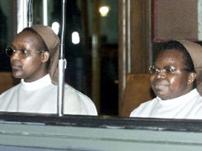 Consolata Mukangango (izquierda) y Julienne Mukabutera, ayer ante el tribunal que las juzga en Bruselas.