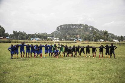 Combatientes de las Fuerzas de Liberación Democrática de Ruanda (FLDR) posan para una foto después de jugar un partido de fútbol en el Centro de Reintegración y Desmovilización en Mutobo, el 5 de marzo. 2019. 