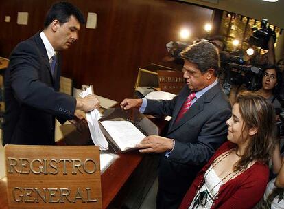 Federico Trillo y Soraya Sáenz de Santamaría presentan en julio de 2006 el recurso del PP contra el Estatuto.