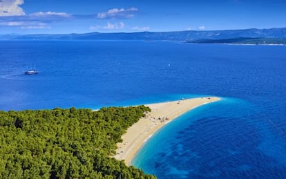 Playa de Zlatni rat, en la isla de Brac, en Croacia.