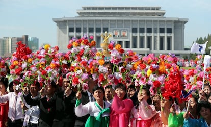 La gente norcoreana recibe con júbilo al líder surcoreano Moon Jae-in en Pyongyang.