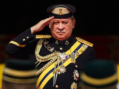 El rey de Malasia, el sultán Ibrahim Iskandar, saluda a la guardia de honor durante una ceremonia de bienvenida en el Palacio Nacional de Kuala Lumpur, el 31 de enero de 2024.