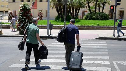 Agentes de la UCO de la Guardia Civil salen de la Diputación de Badajoz tras un registro, este miércoles.