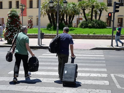 Agentes de la UCO de la Guardia Civil salen de la Diputación de Badajoz tras un registro, este miércoles.