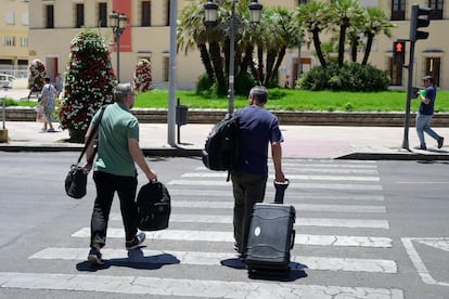 Agentes de la UCO salen de la Diputación de Badajoz tras un registro efectuado el 10 de julio de 2024.