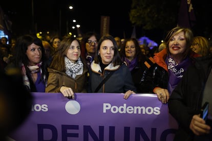 Las líderes de Podemos Ione Belarra e Irene Montero, junto a Martina Velarde (izquierda) durante una manifestación por el 25 de noviembre en Madrid.