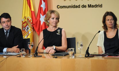 Ignacio González, Esperanza Aguirre y Lucía Figar, en la rueda de prensa tras el Consejo de Ministros.