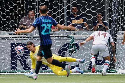 Germán Cano (derecha) marca el primer gol de Fluminense ante el Inter.
