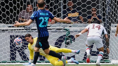 Germán Cano (derecha) marca el primer gol de Fluminense ante el Inter.