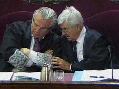 Baltasar Garzón y su abogado, Francisco Baena, en la sesión de ayer.