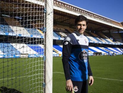 Germán Lux, bajo la portería de Riazor.