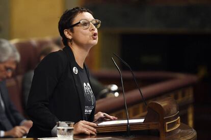 Montserrat Bassa, of the separatist party Catalan Republican Left (ERC), delivers a speech ahead of the vote on Tuesday. Her party's abstention has been key to facilitating a new government headed by Pedro Sánchez of the Socialist Party (PSOE). “I don’t give a damn about the governability of Spain,” said Bassa, whose sister Dolors was last year sentenced to 12 years in prison for her role in the 2017 secessionist drive in the northeastern Spanish region.