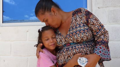 La migrante venezolana Miriam Brancho besa a su hija en un comedor social de Riohacha, en Colombia.